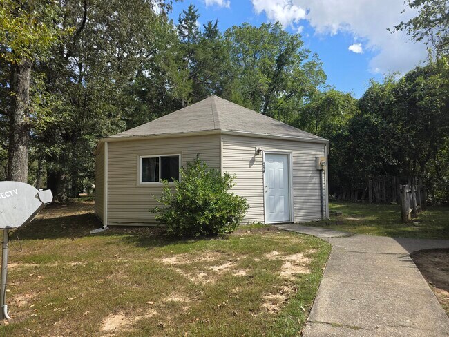 Exterior frontal - 216 Roundhouse Rd