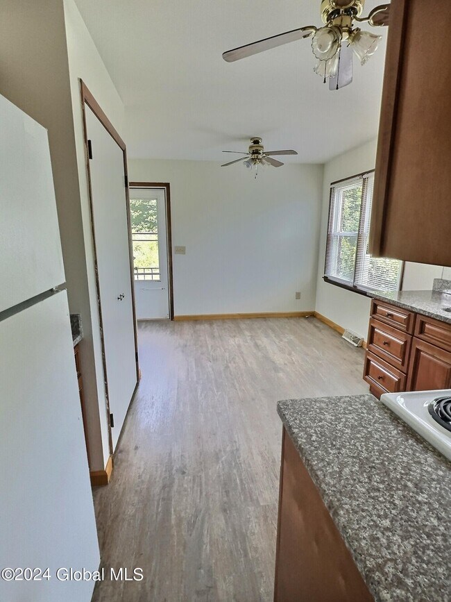 Foto del edificio - 2 Ledgewood Dr
