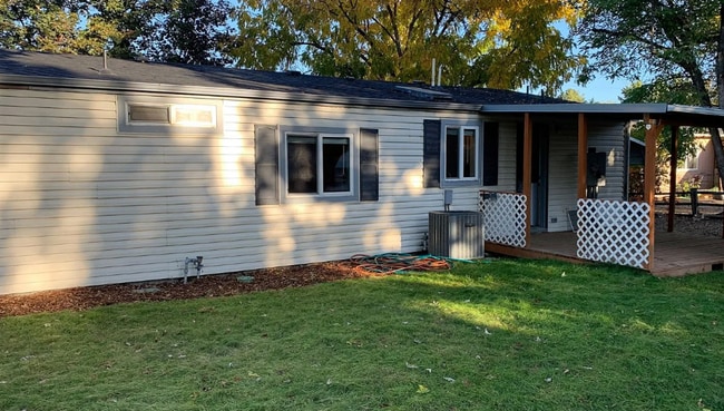 Foto del edificio - Charming 3-Bed, 2-Bath Home in Garden City