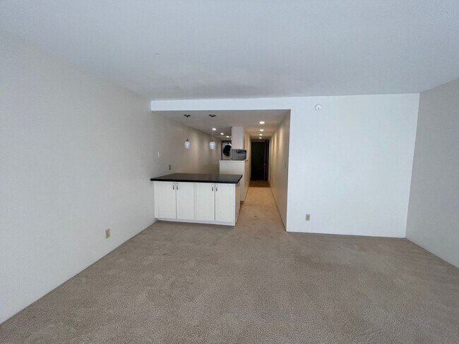Foto del edificio - Dowsett Point- 1BR/1BA with Parking, Secur...