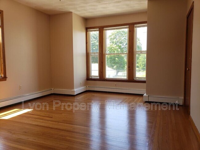 Foto del edificio - 18 Burgess Ave
