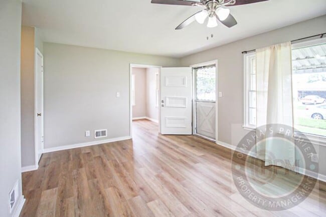 Building Photo - 2 Bed 1 Bath House Located In Council Bluf...