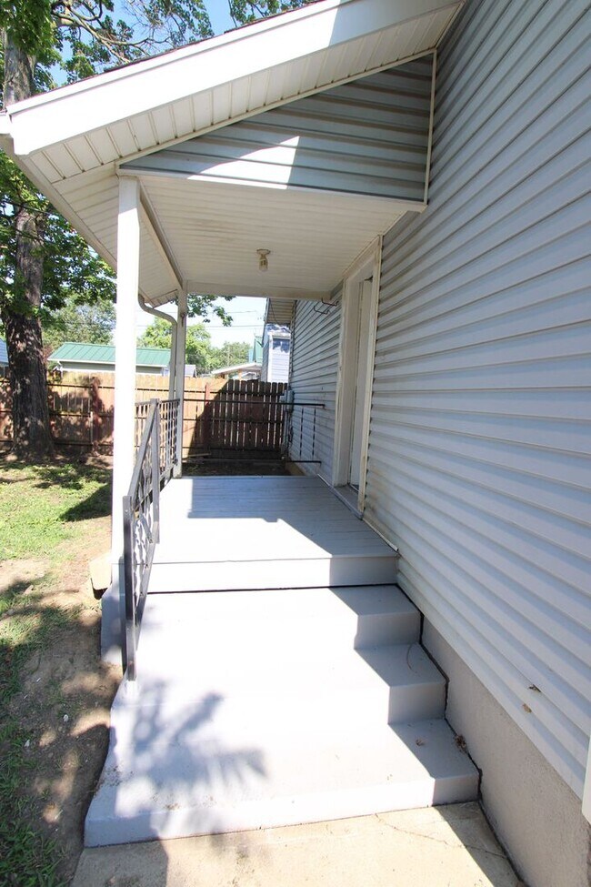 Building Photo - Quaint 2 Bed 1 Bath in Franklin