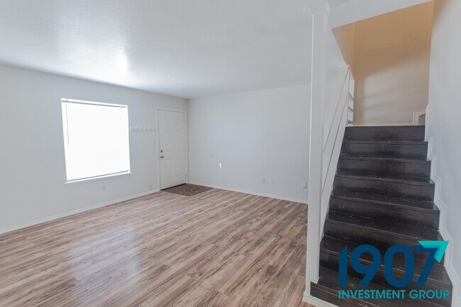 Building Photo - 611-613 Sinclair Dr
