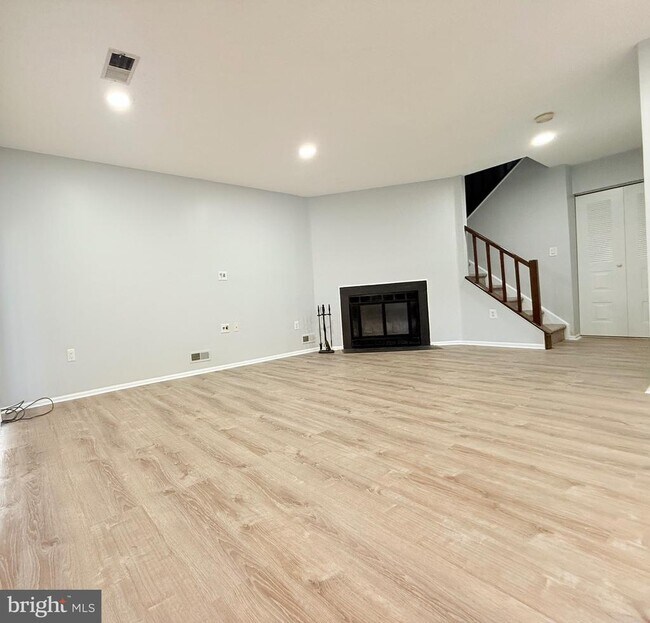 Building Photo - 31 Drewes Ct