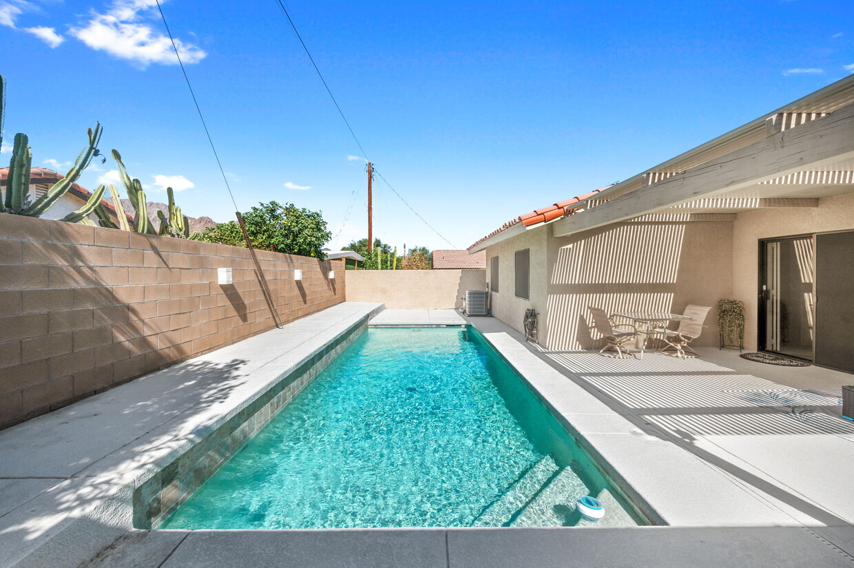 Piscina tecnológica de guijarros con vistas a la montaña - 53715 Avenida Rubio