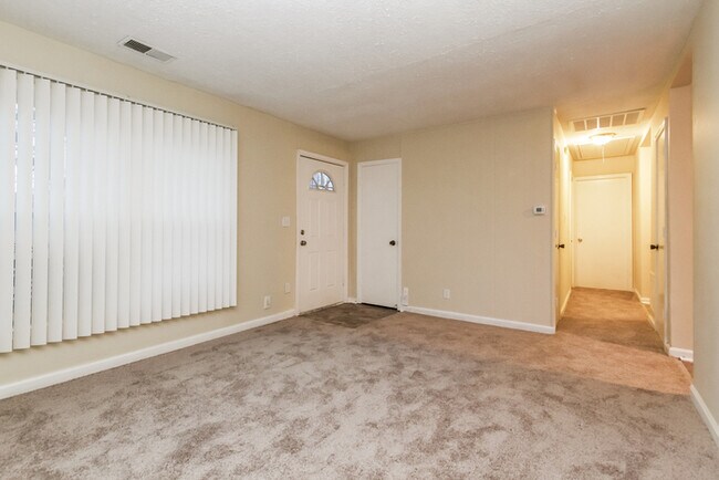 Foto del edificio - 839 Middle Dr