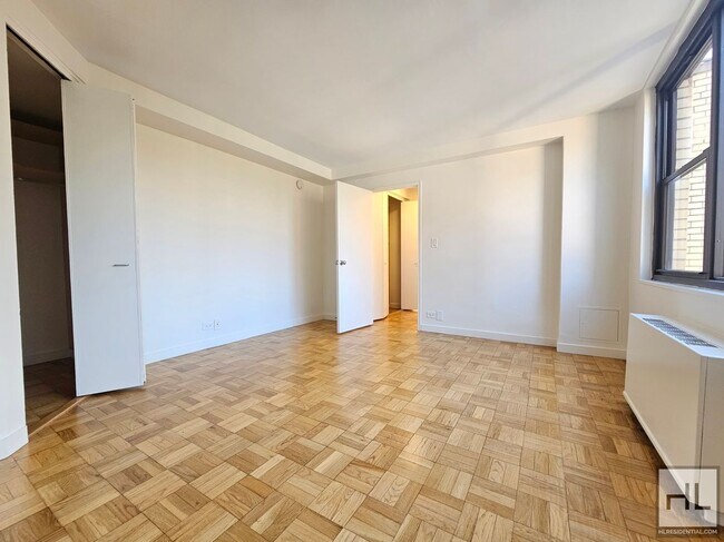 Foto del edificio - Corner 1-Bedroom in Midtown East | 11th Floor, Full-Service Building