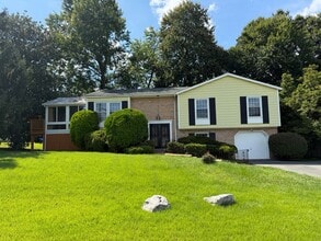 Building Photo - 13100 Cabinwood Dr