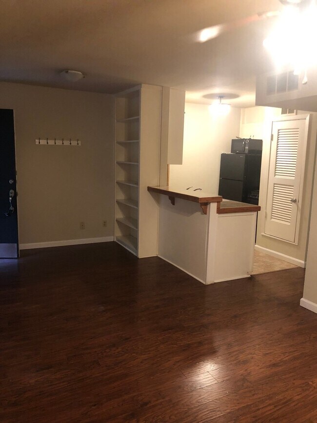 Foto del edificio - August Prelease : Hyde Park 2 bed/1 bath C...