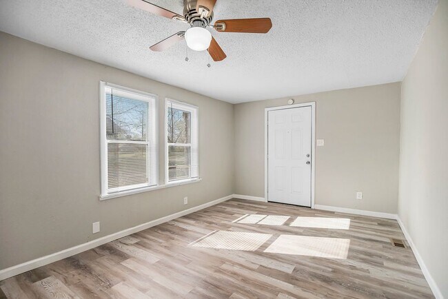Building Photo - Amazing 3 Bedroom Corner Lot!