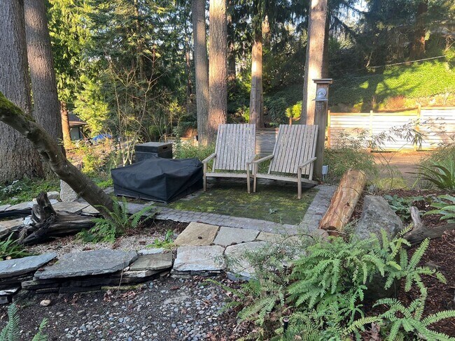 Foto del edificio - Serene, private setting in the Seahurst neighborhood