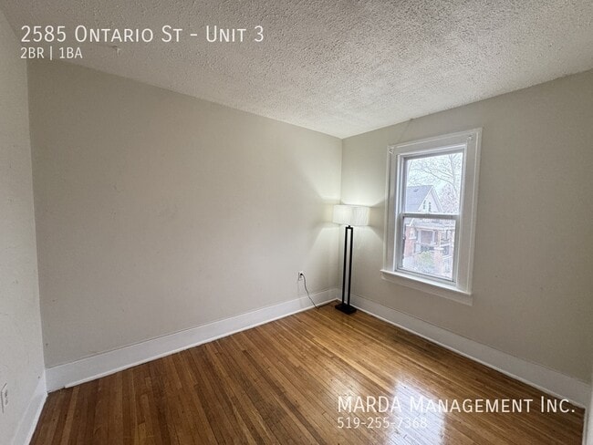 Photo du bâtiment - CHARMING 2 BED/1BATH SECOND FLOOR UNIT IN WALKERVILLE + HYDRO & GAS!