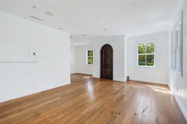Foto del edificio - 464 Fernwood Rd