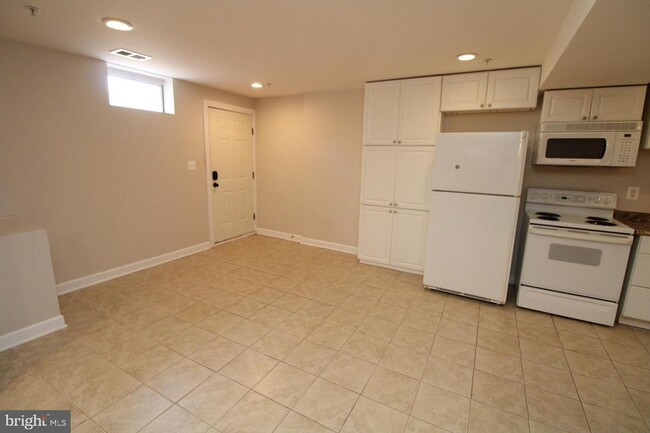 Building Photo - Charming LOWER LEVEL unit in the Lakelands...