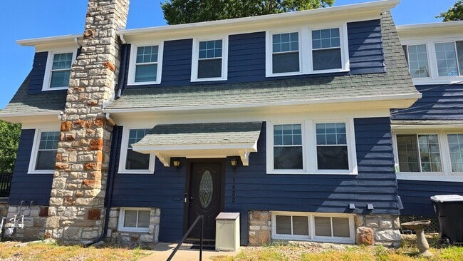 Building Photo - 1432 W 48th St