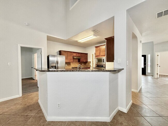 Foto del edificio - Gorgeous 5 Bedroom Home in Gated Community in Stone Oak!