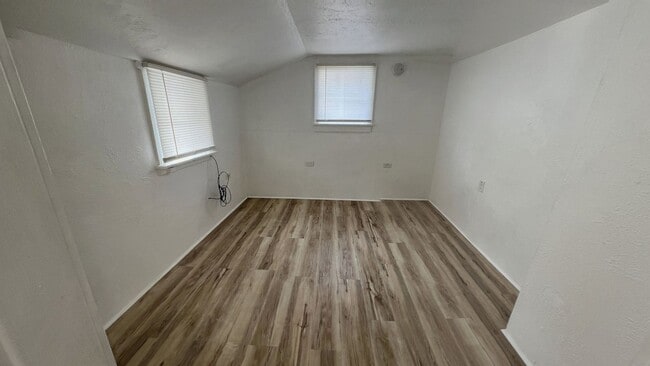 Building Photo - 2nd Floor Apartment