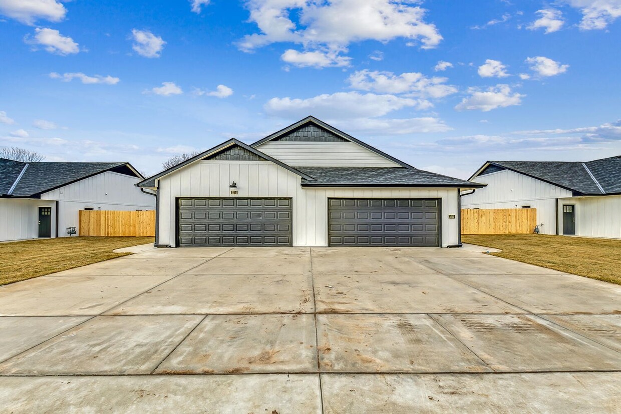 Foto principal - Town Home with 2 Car Garage - Pets Welcome