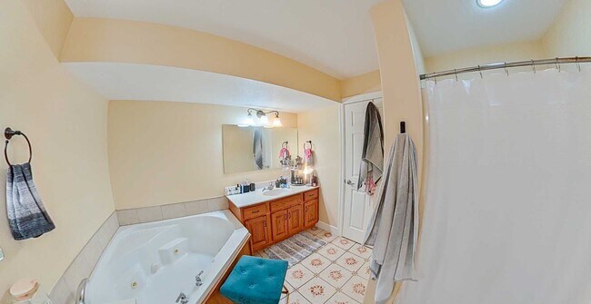 Foto del edificio - 3D Tour Available - Gorgeous West Side Town Home with 2 Car Garage + Vaulted ceilings! Available ...