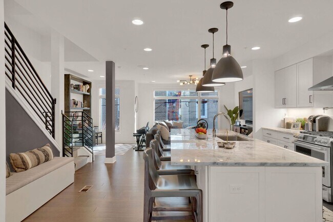 Building Photo - Stunning 3 Bed, 3 Bathroom Rental in the S...