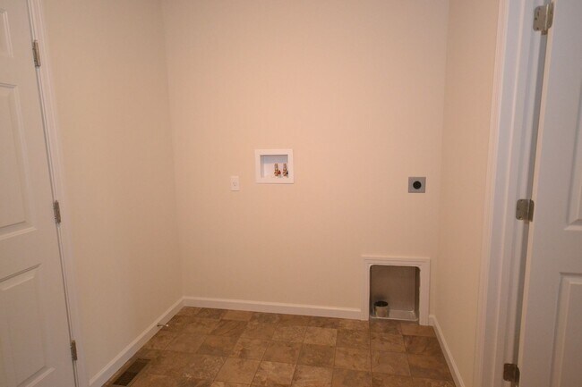 Building Photo - 1 Bed 1 Bath End unit  with Central Air Pet Friendly with Washer Dryer Hook Ups in Unit Section 8...