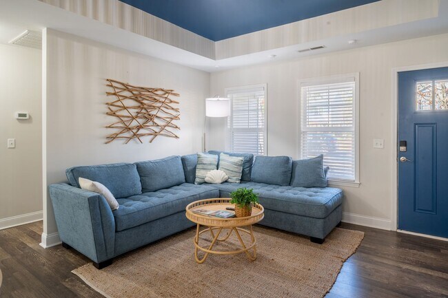 Foto del edificio - FURNISHED OFF-SEASON MONTHLY RENTAL - ONLY...