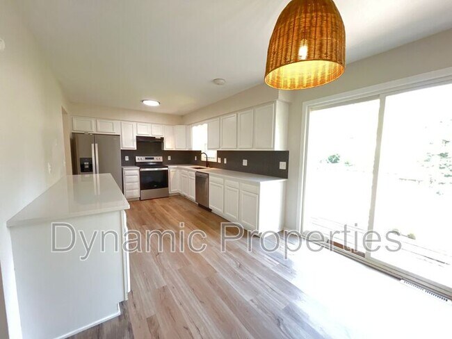 Foto del edificio - 3323 S 126th St