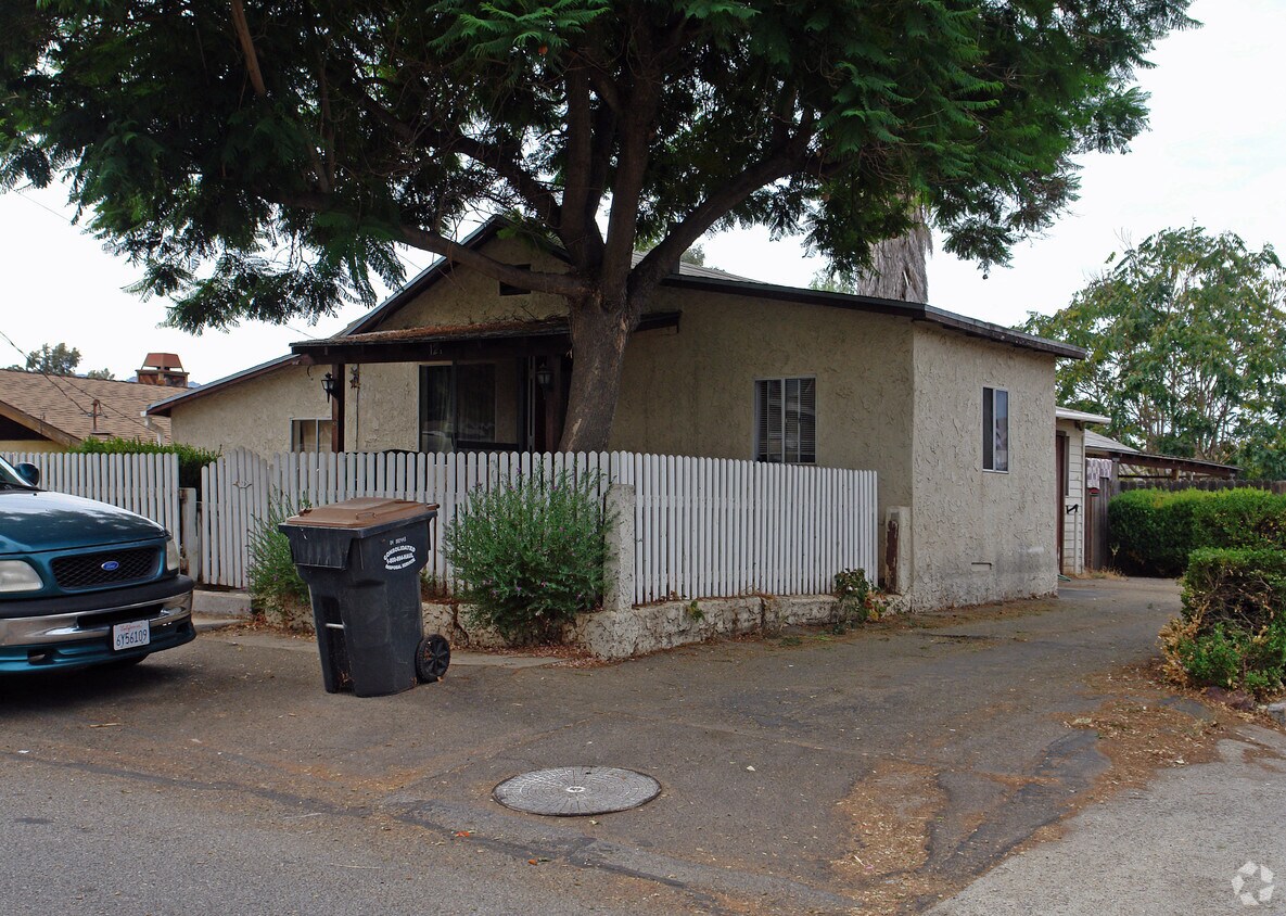 Building Photo - 121-A B Apricot St