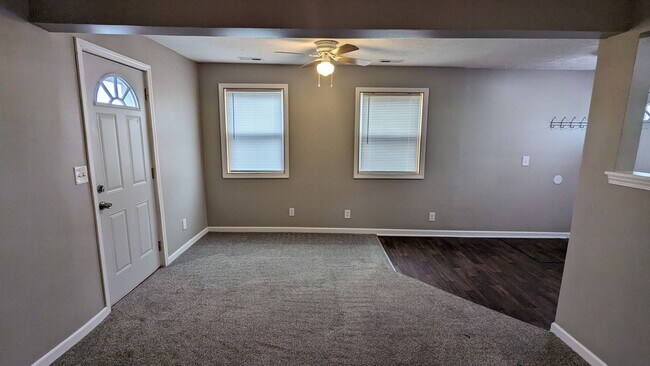 Foto del edificio - Fresh updates and easy access to Ave G
