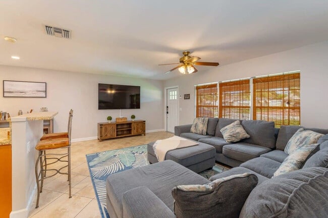 Building Photo - 1183 SE 1st Way