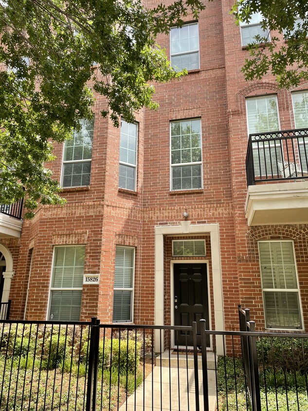 3 story townhouse - 15826 Quorum Dr