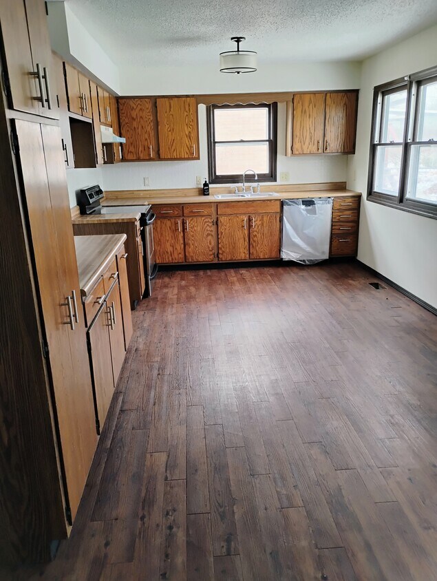 Building Photo - 1604 Kingston Dr