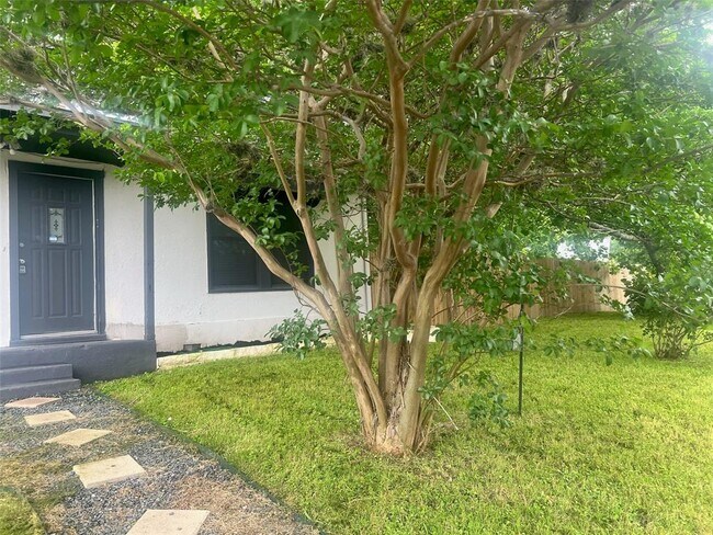 Foto del edificio - 5201 Chico St