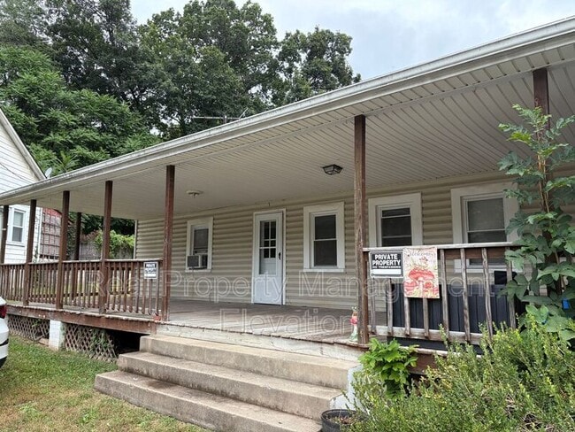 Building Photo - 386 Round Hill Rd
