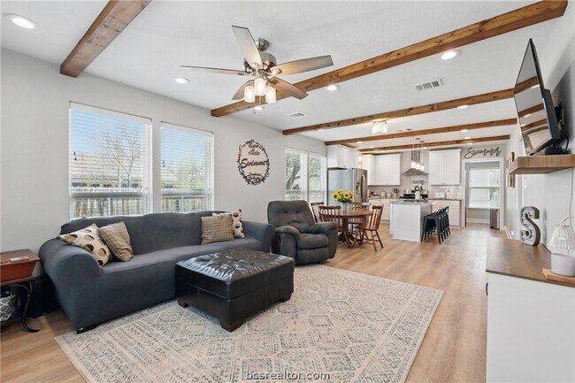 Foto del edificio - 105 N Haswell Dr