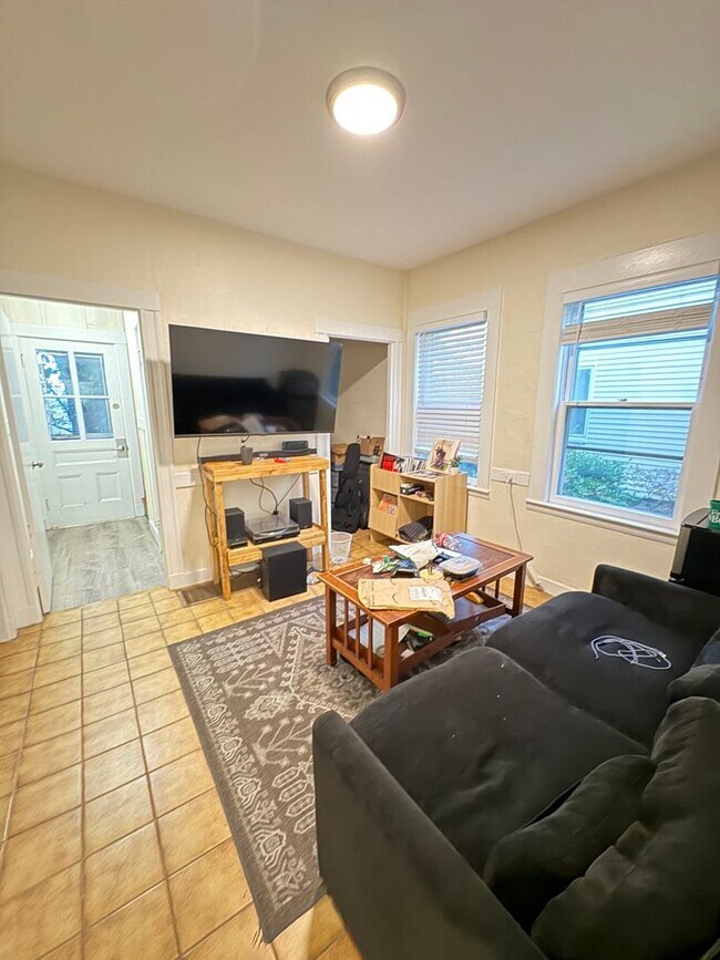 Building Photo - Unique BU Apartment. 9/1/26!