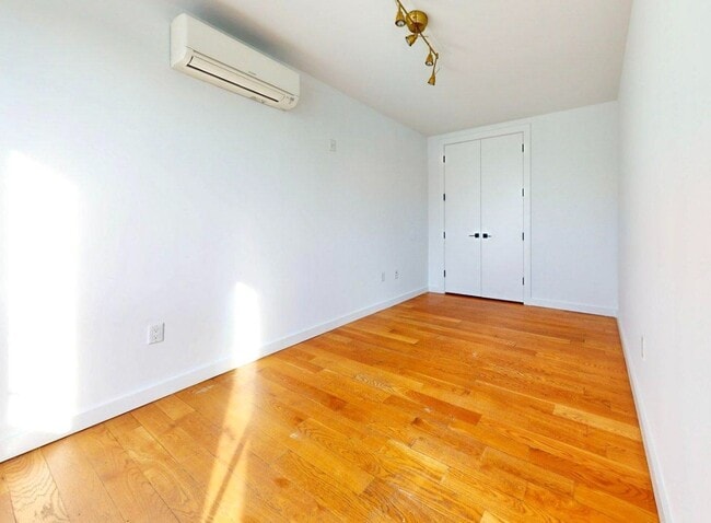 Building Photo - Myrtle Avenue