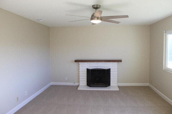 Foto del edificio - 4Bed/2Bath Remodeled Home in Carlsbad with a Pool~ Trieste