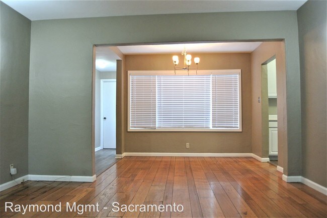 Building Photo - 3 br, 1 bath House - 2141 Royal Oaks Drive