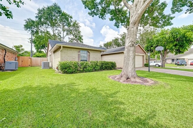 Building Photo - 16355 Sierra Grande Dr