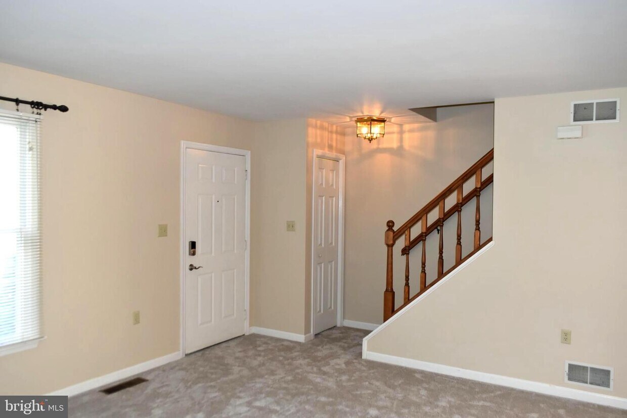 Primary Photo - 6141 Haymarket Way