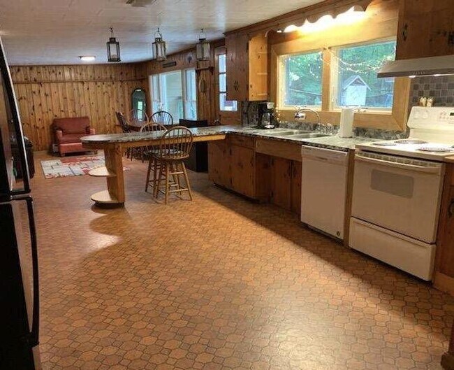 Kitchen - 79 Sherwood Dr