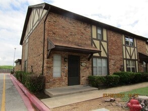 Building Photo - 4546 NE Arlington Ave