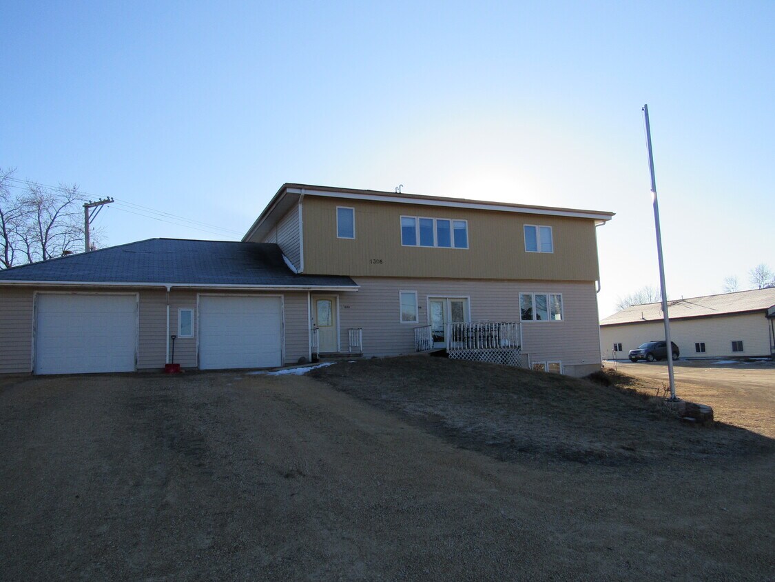 1308 8th Ave Unit 3, De Witt, IA 52742 Apartments in De Witt, IA