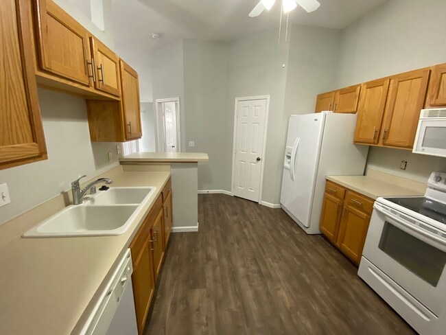 Building Photo - Great Location! 2 Bed 2 Bath 2 car garage.