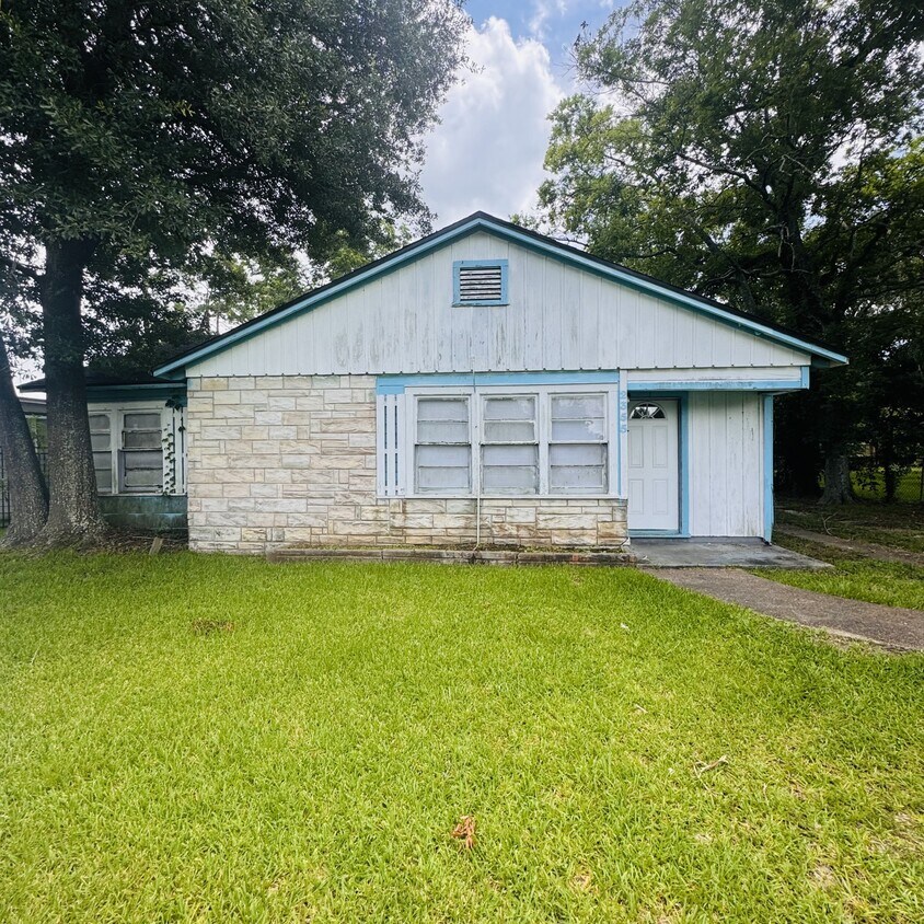 Primary Photo - 2355 N Lynwood Dr