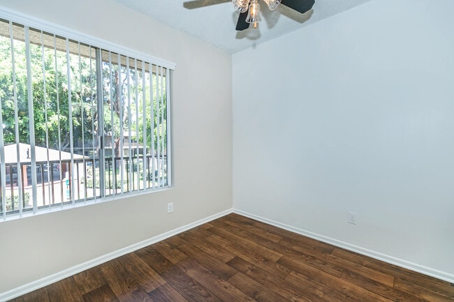Building Photo - Hampshire Square Apartment Homes