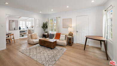 Building Photo - 239 S Doheny Dr