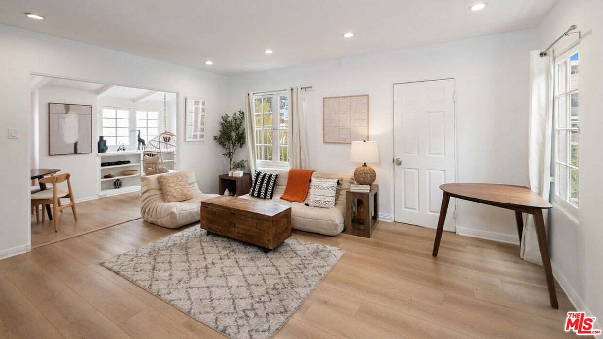 Foto principal - 239 S Doheny Dr